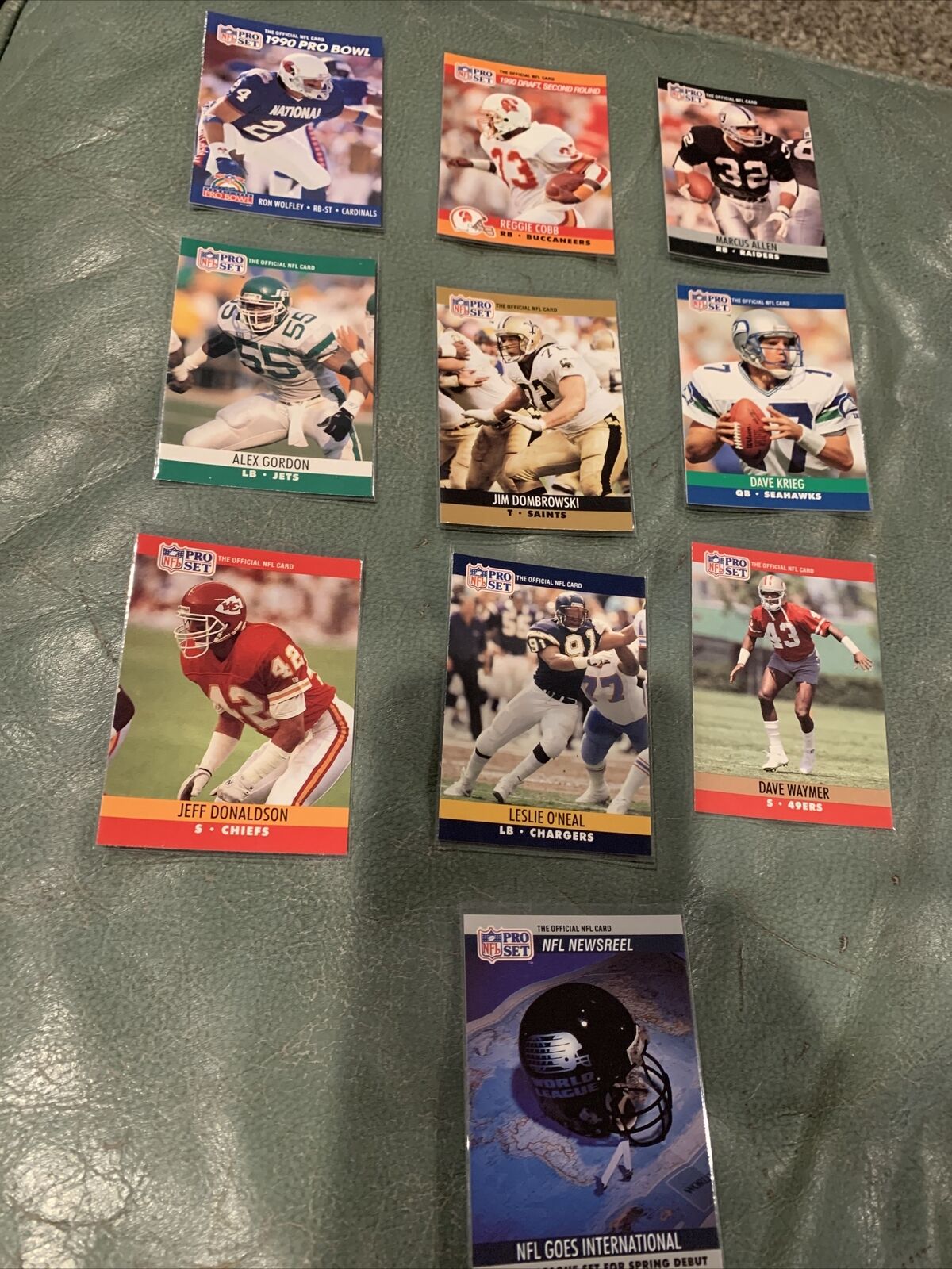 MINT-1990 NFL Pro Set! Lot!Rookie, LB, RB, QB, S, T. In Top Loader. (#10)