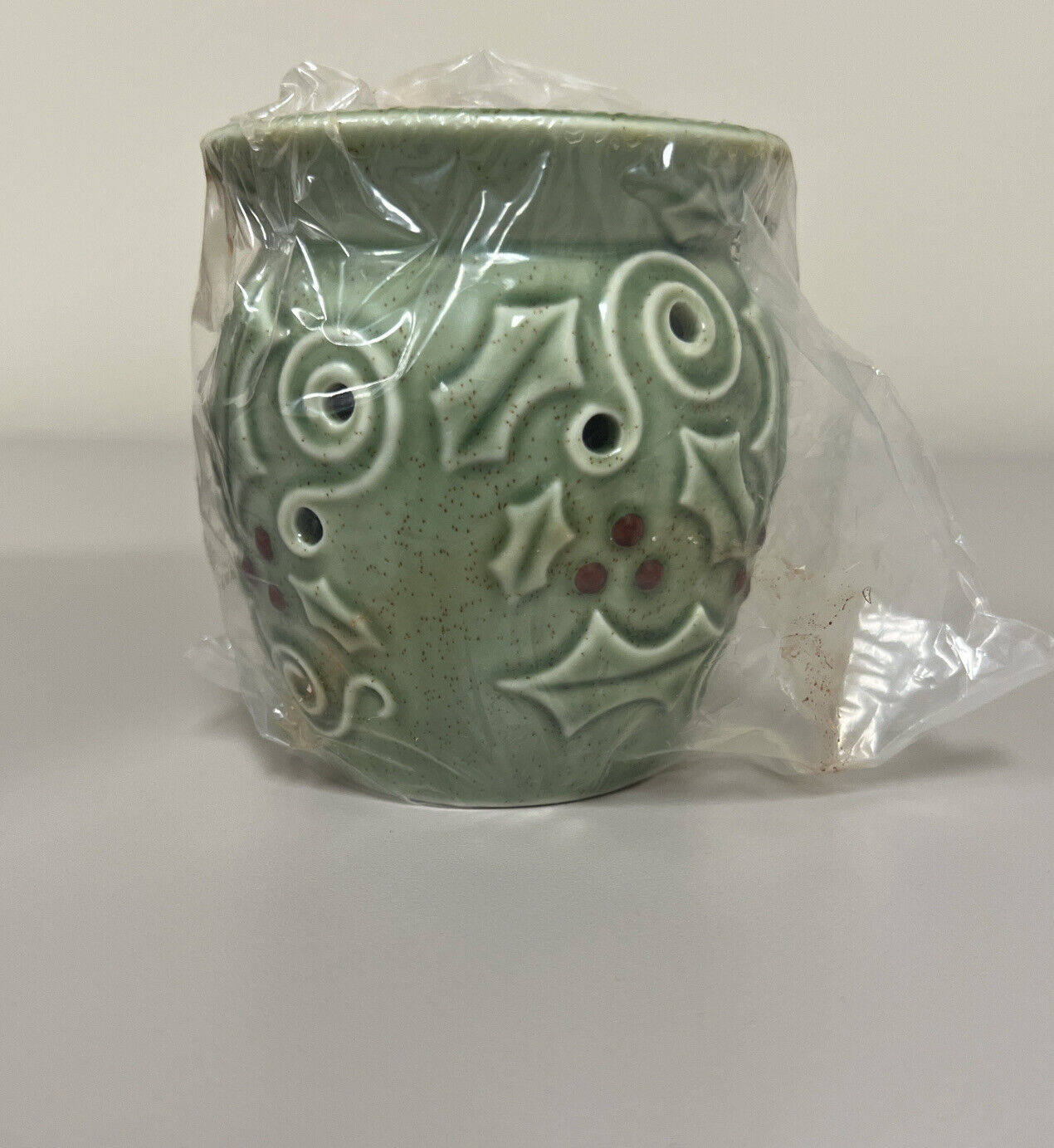 Scentsy Plug In Mini Warmer  Green Holly Leaves Retired Holiday Collection 2009