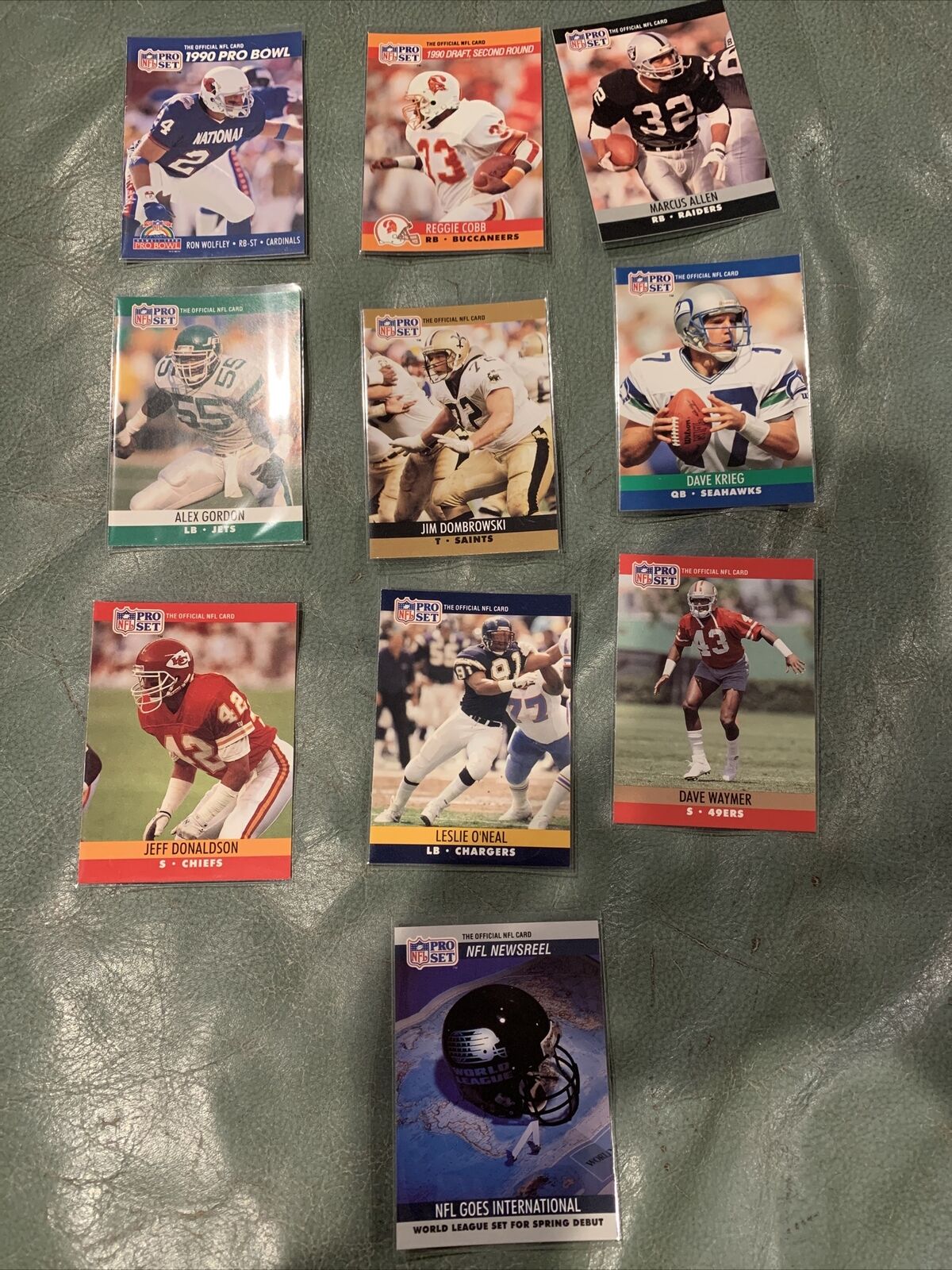 MINT-1990 NFL Pro Set! Lot!Rookie, LB, RB, QB, S, T. In Top Loader. (#10)