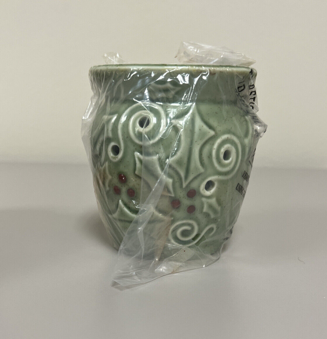 Scentsy Plug In Mini Warmer  Green Holly Leaves Retired Holiday Collection 2009